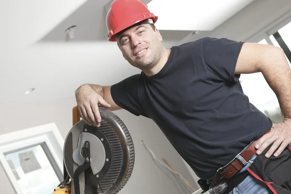 Un homme de construction travaillant à l'extérieur — Photo