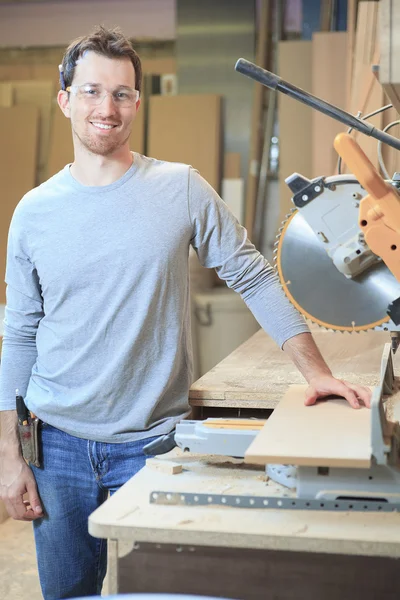 Ein Tischler, der hart in der Werkstatt arbeitet — Stockfoto
