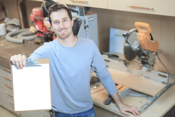 Een timmerman werken hard in de winkel — Stockfoto