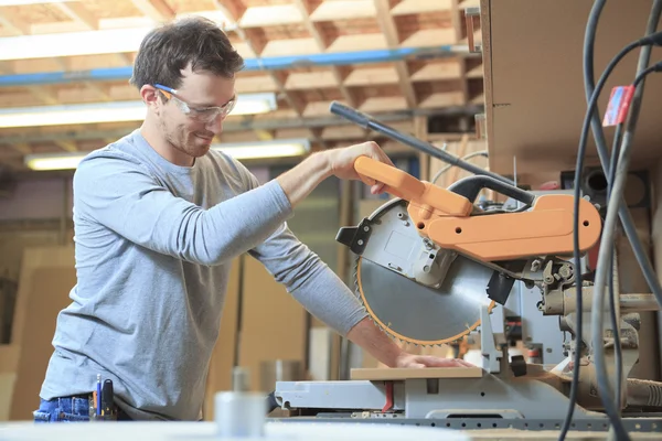 Een timmerman werken hard in de winkel — Stockfoto