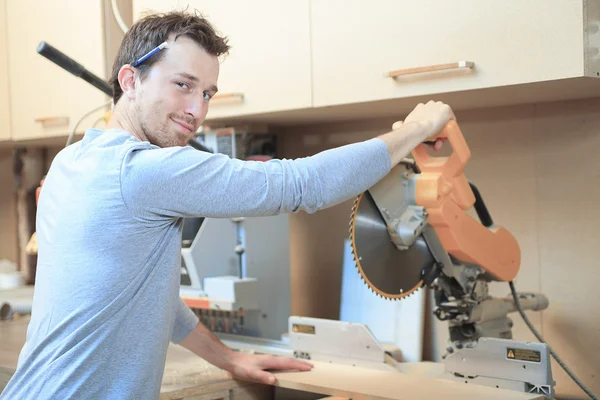 Een timmerman werken hard in de winkel — Stockfoto