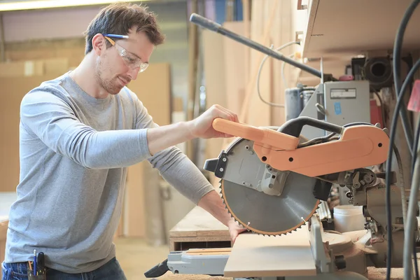 Een timmerman werken hard in de winkel — Stockfoto