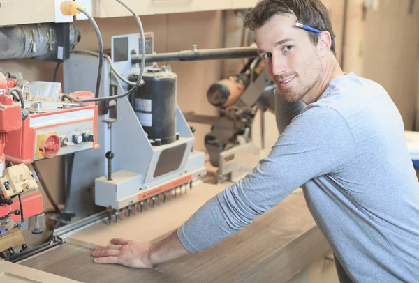 Een timmerman hard werken bij het worksop — Stockfoto