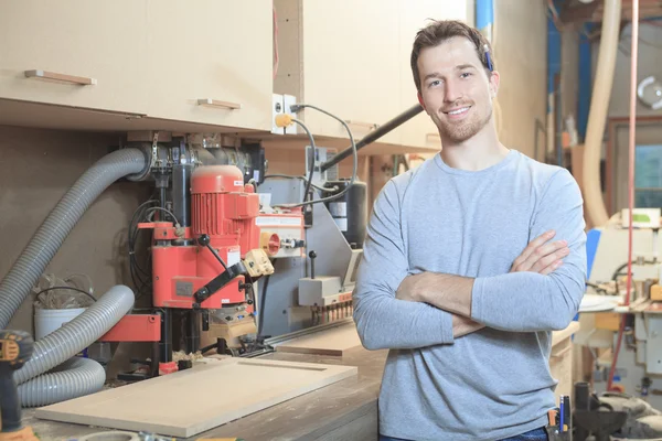 Ein Tischler, der hart am Arbeitsplatz arbeitet — Stockfoto