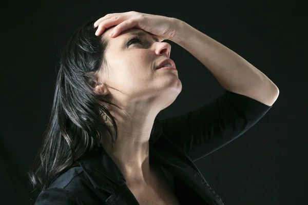 Una hermosa sonriente mujer de negocios caucásica retrato en studi — Foto de Stock