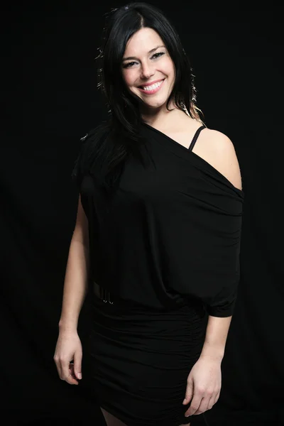 Mujer joven con cabello liso sobre fondo oscuro — Foto de Stock