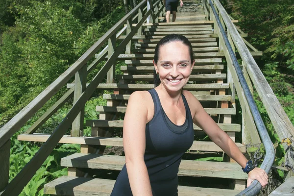 Runner atleet uitgevoerd op trappen. vrouw joggen fitnesstraining — Stockfoto