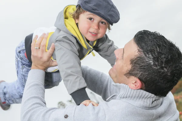 Mutlu baba ve oğul eğleniyor hava çocuk atar. — Stok fotoğraf