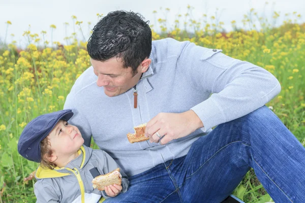 Sonbahar mevsiminde piknik çocuklu bir aile — Stok fotoğraf