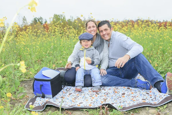 Sonbahar mevsiminde piknik çocuklu bir aile — Stok fotoğraf