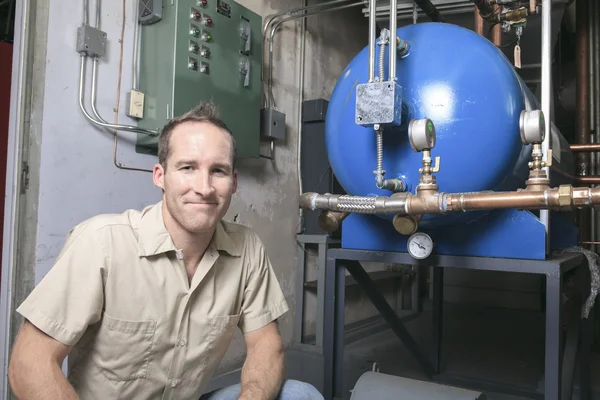 A Air Conditioner Repair Man no trabalho — Fotografia de Stock