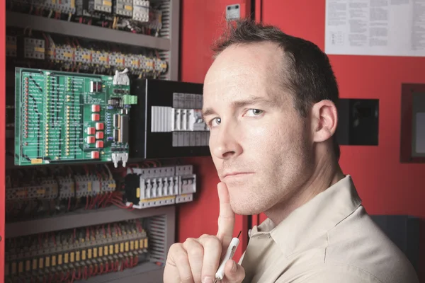 Maschinist Arbeiter Techniker bei der Arbeit Einstellung Lift mit Schraubenschlüssel — Stockfoto