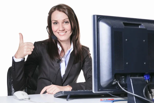 Jovem mulher de negócios bonita com computador no escritório — Fotografia de Stock