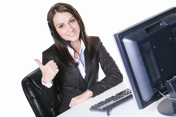 Jeune jolie femme d'affaires avec ordinateur au bureau — Photo