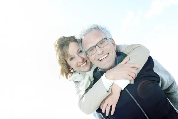 Portret van gelukkige senior paar in winterseizoen — Stockfoto