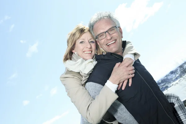 Retrato de feliz pareja mayor en temporada de invierno — Foto de Stock