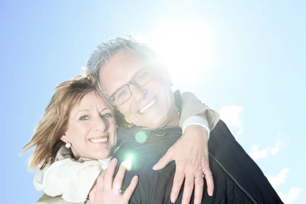 Retrato de feliz pareja mayor en temporada de invierno — Foto de Stock