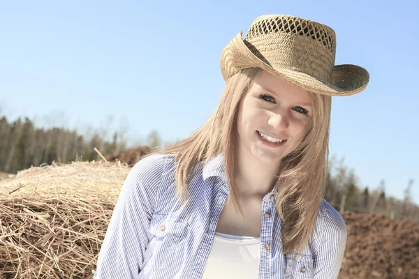 Jonge Amerikaanse cowgirl vrouw portret buitenshuis. — Stockfoto