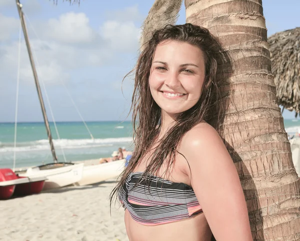 Μια όμορφη γυναίκα σε μια τροπική παραλία Κούβα — Φωτογραφία Αρχείου