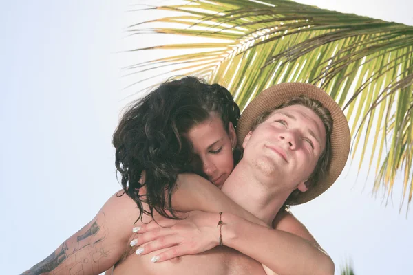 Ένα όμορφο ζευγάρι σε μια τροπική παραλία Κούβα — Φωτογραφία Αρχείου