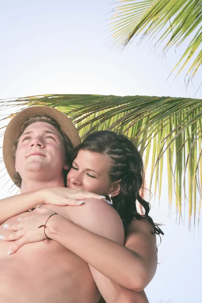 Una hermosa pareja en una playa tropical cuba — Foto de Stock