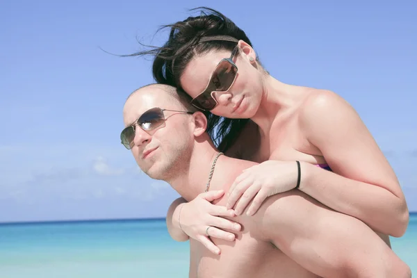 A beautiful couple on a tropical beach cuba — Stock Photo, Image