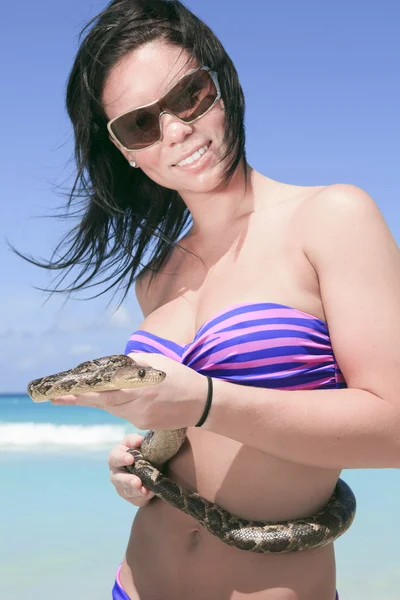 Une belle femme sur une plage tropicale cuba — Photo