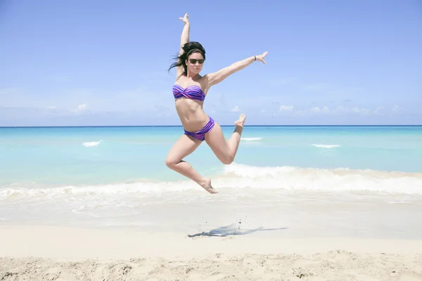 Une belle femme sur une plage tropicale cuba — Photo