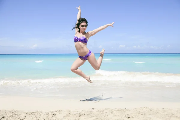 Eine schöne Frau an einem tropischen Strand cuba — Stockfoto