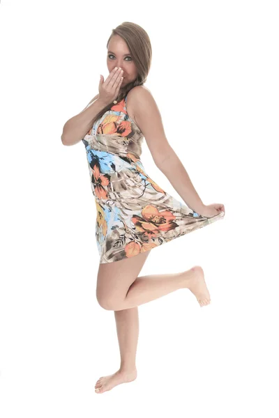 Mujer joven de 19 años con un vestido delante de un fondo blanco — Foto de Stock