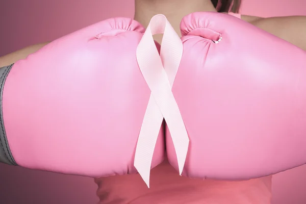 Lucha por el símbolo del cáncer de mama sobre fondo rosa —  Fotos de Stock