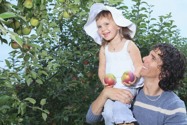 Een meisje en haar papa met apple achtergrond — Stockfoto