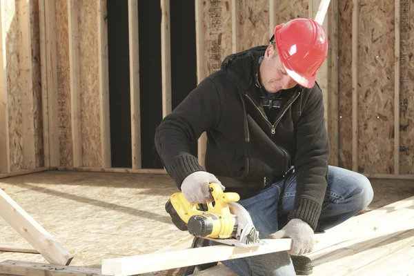 Un constructor trabajando fuera — Foto de Stock