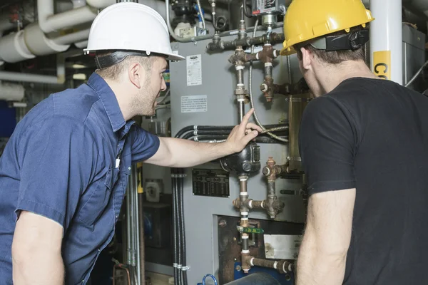 Reparatör ingenjör eller inspektör som kontrollera systemet. — Stockfoto