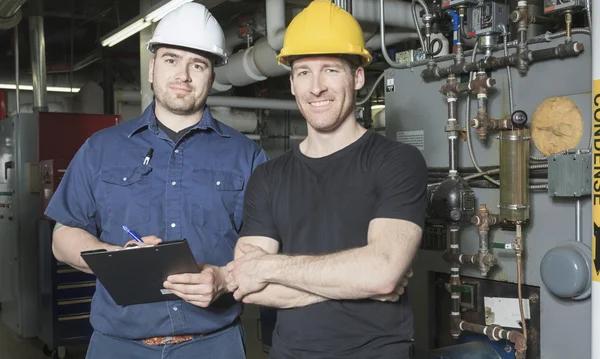 Reparador ingeniero o inspector que comprueba el sistema . —  Fotos de Stock