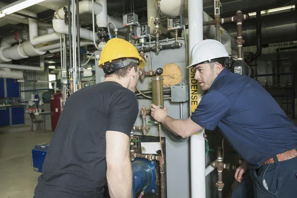 Reparador ingeniero o inspector que comprueba el sistema . — Foto de Stock