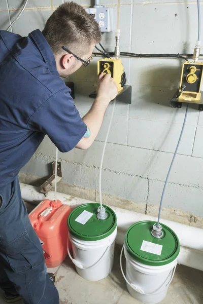 Ingeniero reparador del sistema de ingeniería de incendios o del sistema de calefacción — Foto de Stock