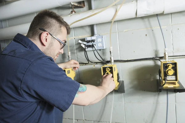 Reparaturtechniker für Brandschutztechnik oder Heizungsanlage — Stockfoto