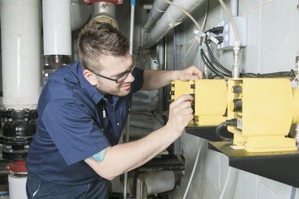 Reparaturtechniker für Brandschutztechnik oder Heizungsanlage — Stockfoto