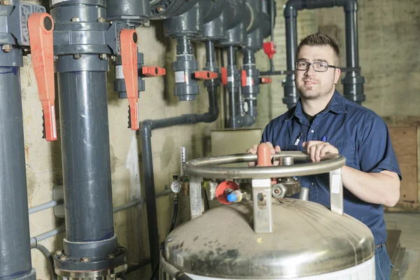 Reparaturtechniker für Brandschutztechnik oder Heizungsanlage — Stockfoto