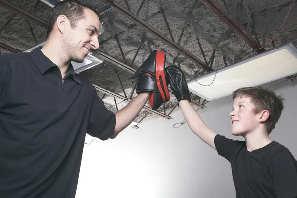 Trenér se dítě učí boxe — Stock fotografie