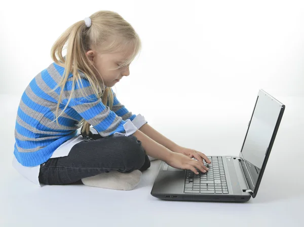 Smiley and pretty girl posing in studio against a white backgrou — Stock Photo, Image