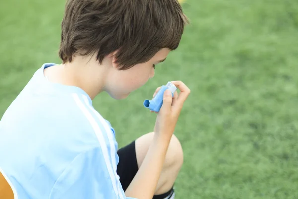 Ein junger Fußballer mit Ball auf dem Feld — Stockfoto