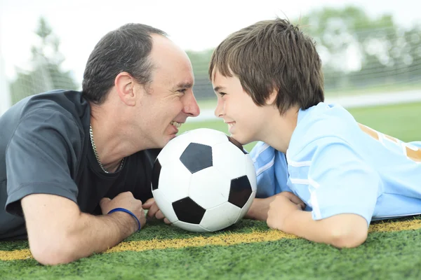 Een jonge voetballer met bal op het veld — Stockfoto