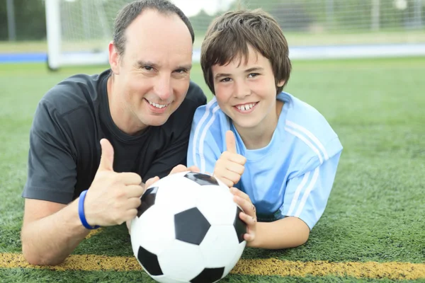 Genç bir futbolcu sahada topu ile — Stok fotoğraf