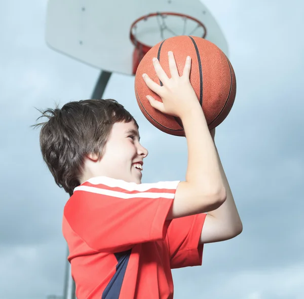Kleiner Junge im Basketball, der Spaß hat — Stockfoto