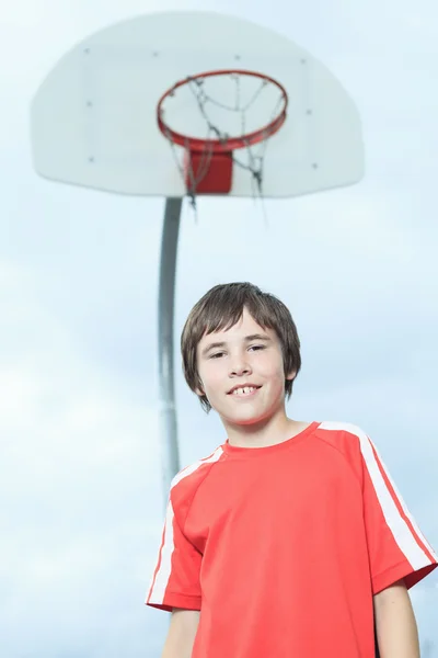 Jeune garçon au basket qui s'amuse — Photo