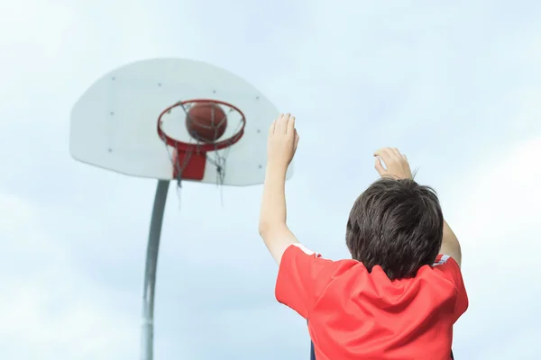 Молодий хлопчик в баскетбол хто весело — стокове фото