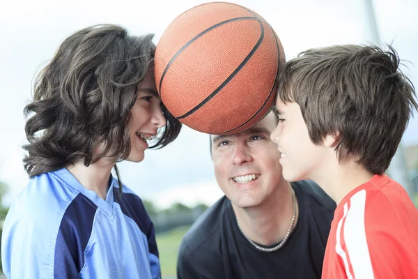 Ung gutt i basketball som har det gøy – stockfoto