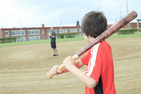 Portrét mladé baseballové hráče v poli — Stock fotografie